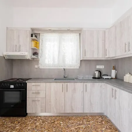Nisos House *